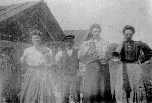 Read more about the article Residents of Pere Cheney Michigan: Woman fiddler